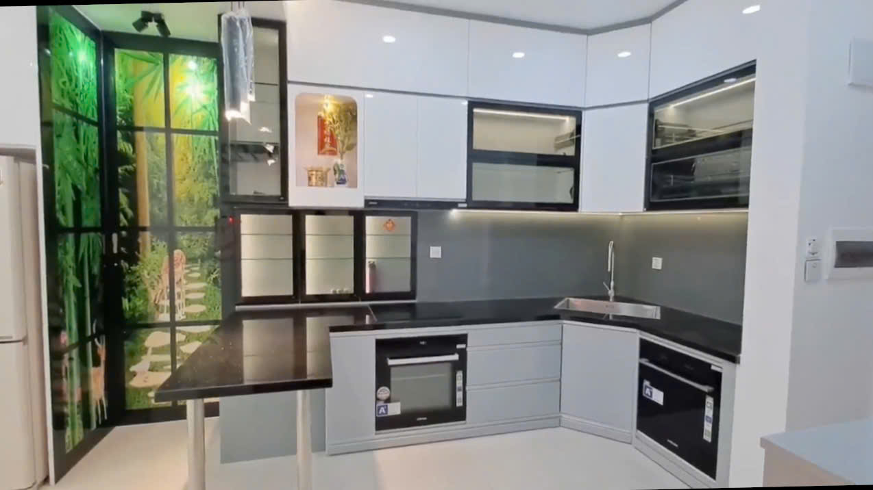 THI CÔNG TỦ BẾP CÁNH KÍNH NHÀ ANH THỊNH
