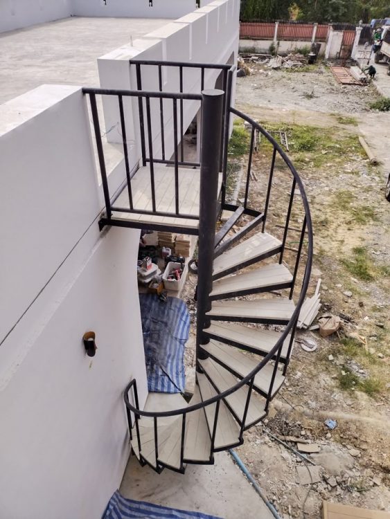 cầu thang sắt