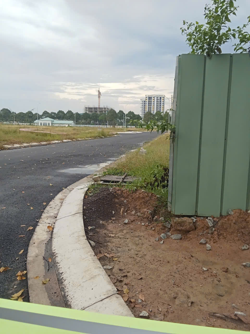 dịch vụ làm hàng rào sắt giữ đất cho khách nước ngoài