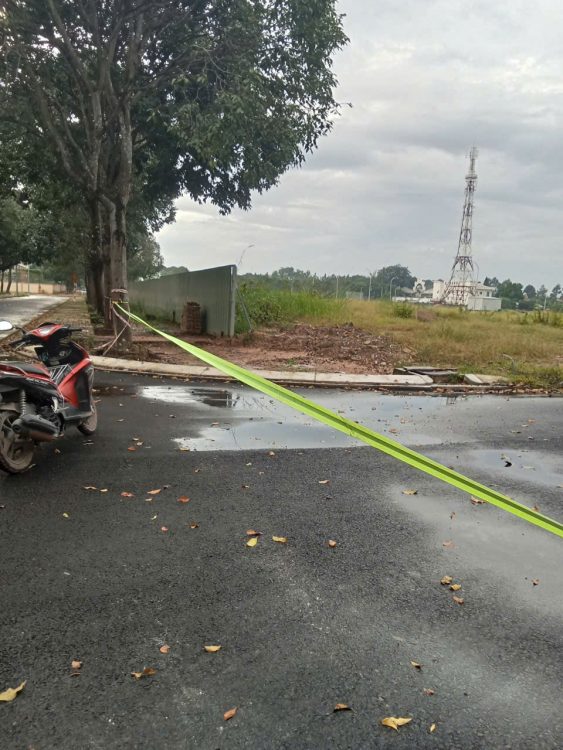 dịch vụ làm hàng rào sắt giữ đất cho khách nước ngoài