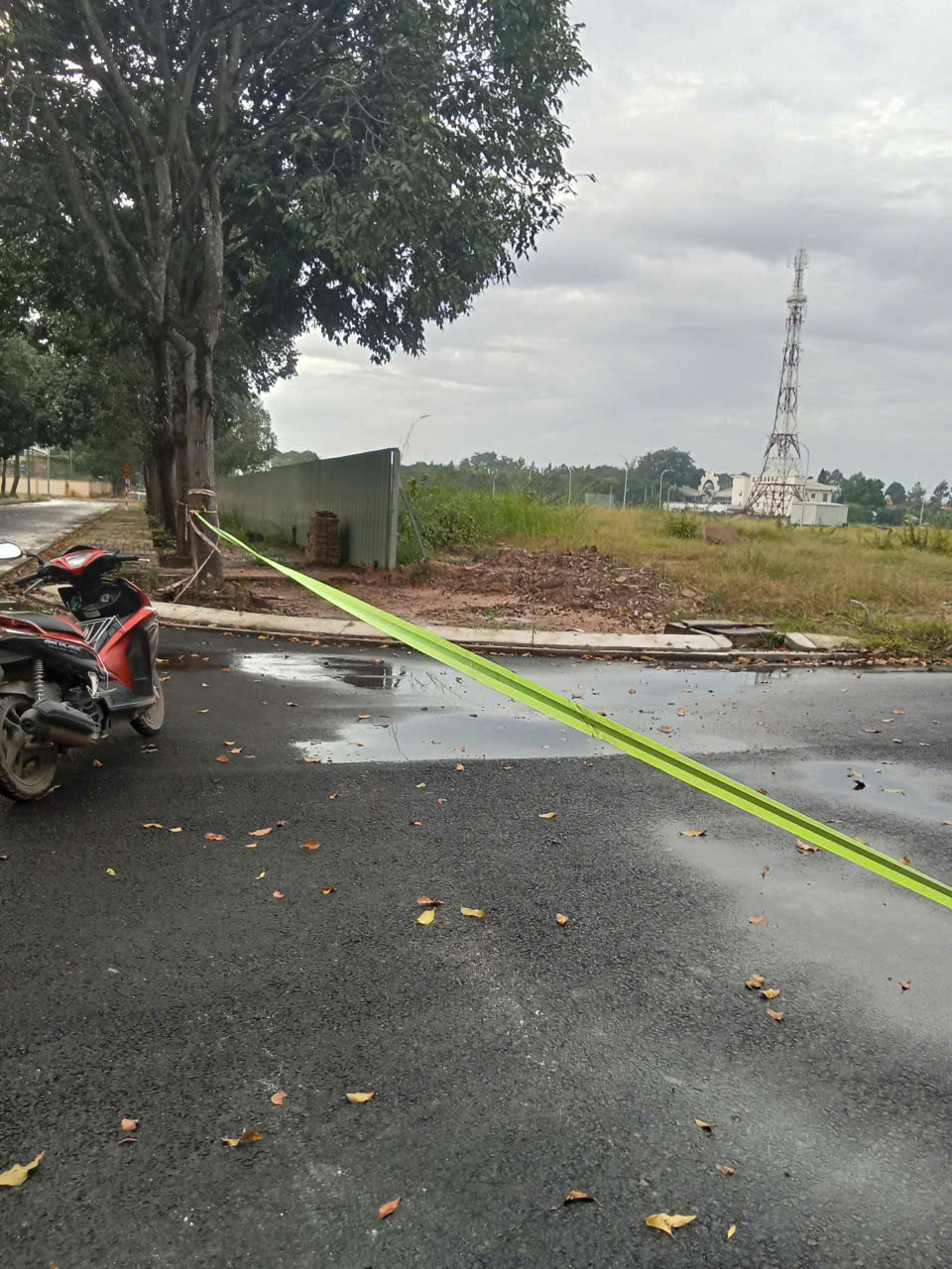 dịch vụ làm hàng rào sắt giữ đất cho khách nước ngoài